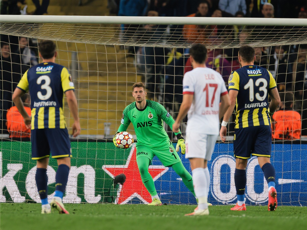 震惊！费内巴切后卫头球失误，竟成对手乌龙助攻！